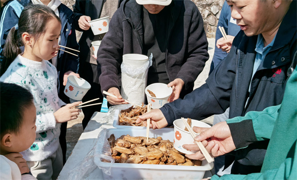 寧波奇億金屬開展秋季登山團(tuán)建活動 圖3